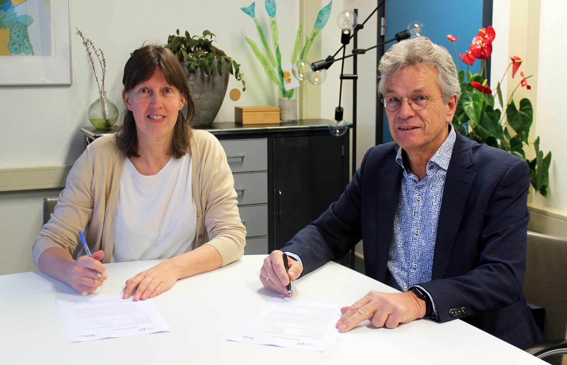 Bestuurders Inge de Wit (SKB) en Marcel Duvigneau (Stichting Zorgcombinatie Marga Klompé) tekenen intentieovereenkomst.